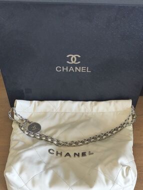 CHANEL Cream Quilted Leather Shoulder Bag with Silver Chain